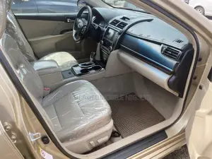 Toyota Camry XLE V6 4dr Sedan (3.5L 6cyl 6A) 2013 Gold