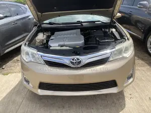 Toyota Camry XLE V6 4dr Sedan (3.5L 6cyl 6A) 2013 Gold