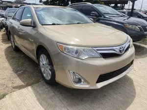 Toyota Camry XLE V6 4dr Sedan (3.5L 6cyl 6A) 2013 Gold