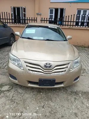 Toyota Camry LE 4dr Sedan (2.5L 4cyl 6A) 2011 Gold