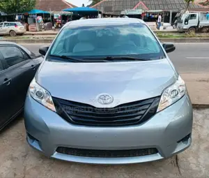 Toyota Sienna XLE 7-Passenger 4dr Minivan AWD (3.5L 6cyl 6A) 2015