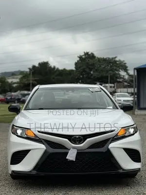 Toyota Camry SE (2.5L 4cyl 8A) 2019 White