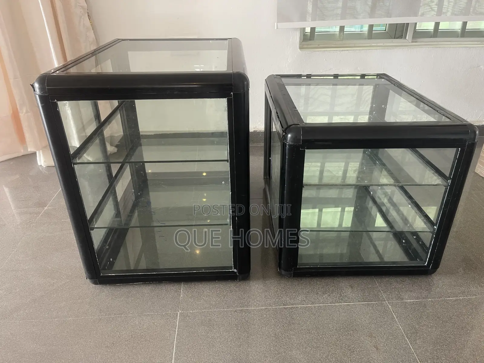 Show Glass for Snacks