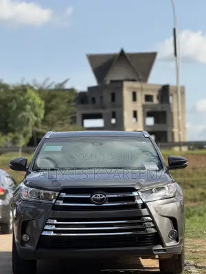 Toyota Highlander XLE 4x4 V6 (3.5L 6cyl 8A) 2018 Gray