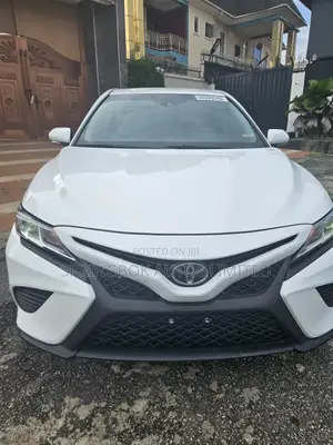 Toyota Camry SE (2.5L 4cyl 8A) 2019 White