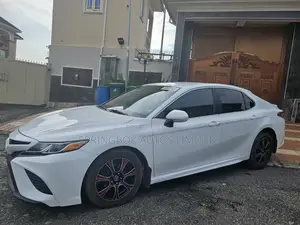 Toyota Camry SE (2.5L 4cyl 8A) 2019 White