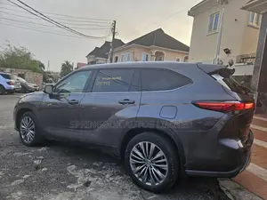 Toyota Highlander Platinum 2022 Gray