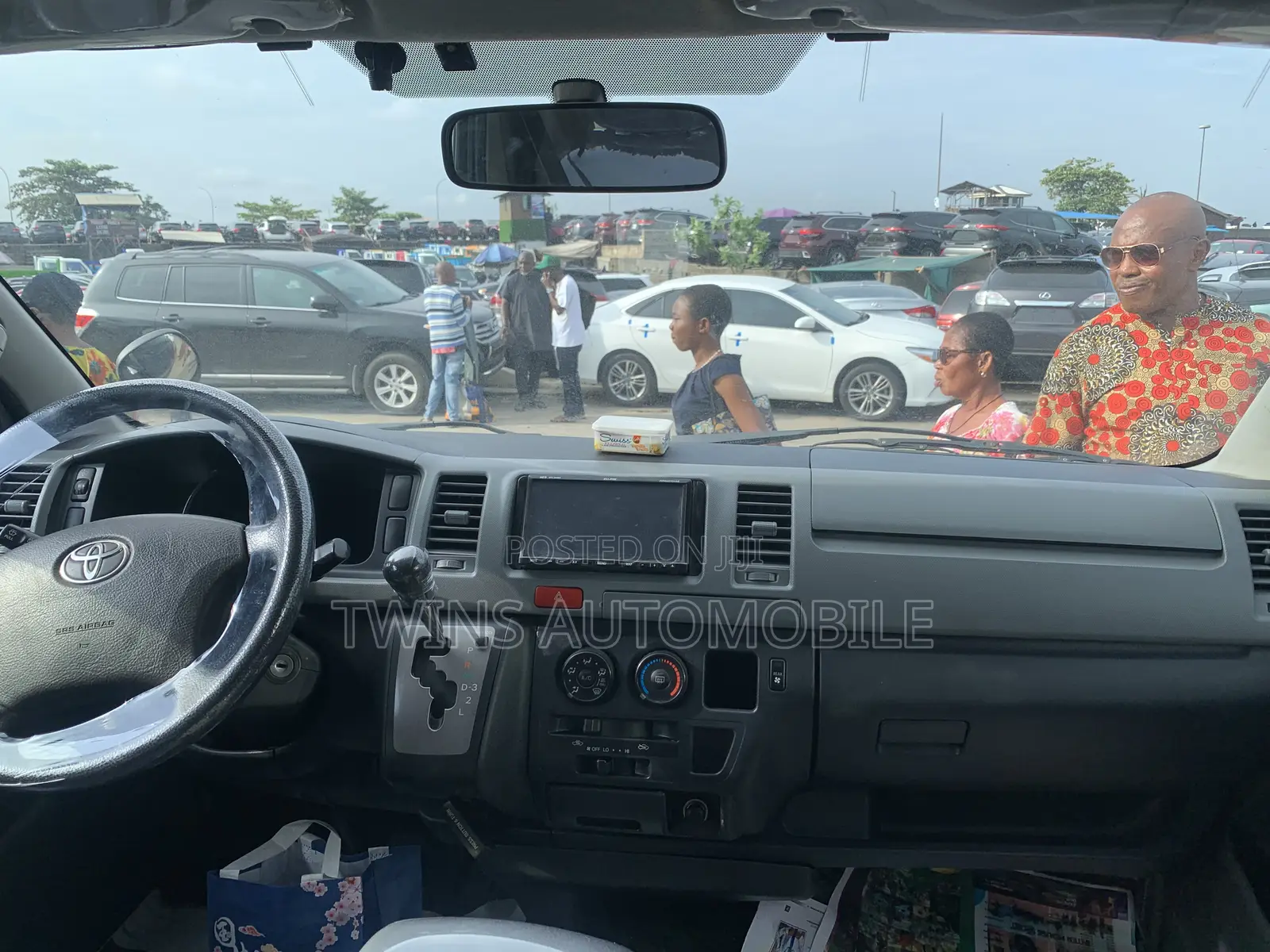 Toyota HiAce 2016 Black