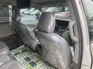 Toyota Sienna XLE 8 Passenger (3.5L 6cyl 6A) 2016 White