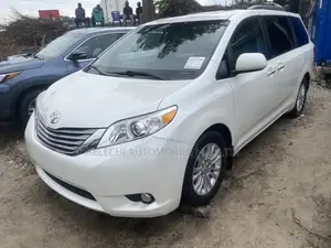 Toyota Sienna XLE 8 Passenger (3.5L 6cyl 6A) 2016 White