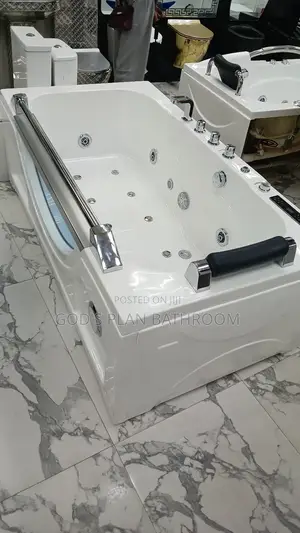 Single Jacuzzi With Glass