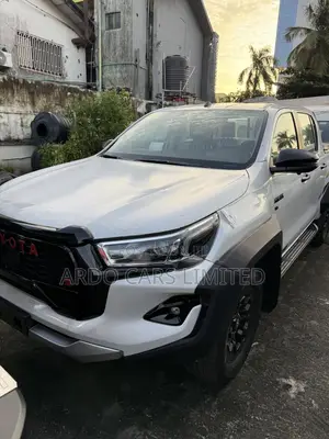 New Toyota Hilux 2025 Ivory