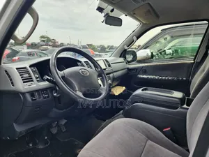 Toyota HiAce 2011 Silver