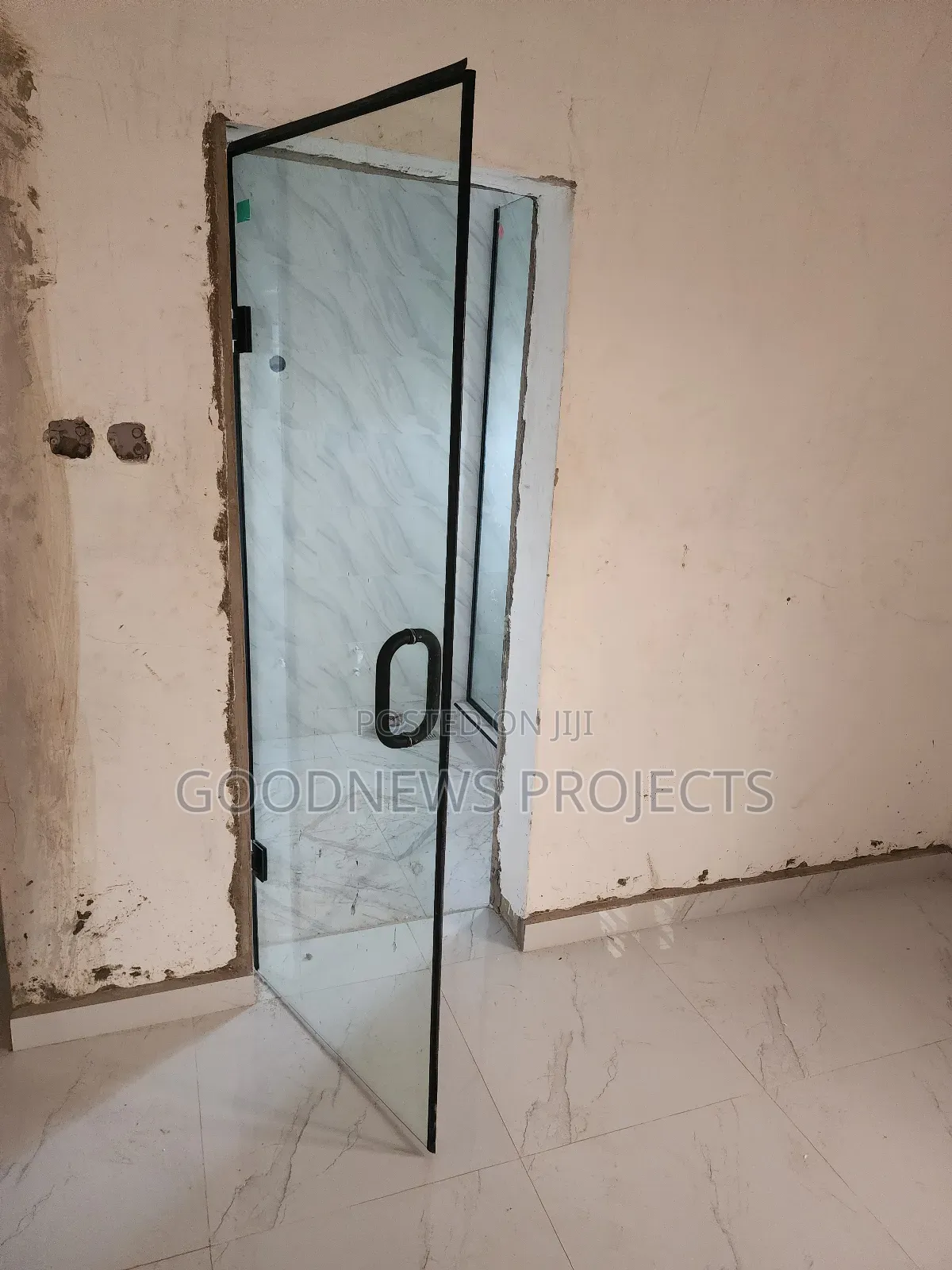 Toilet Plain Glass Door With Black Accessory