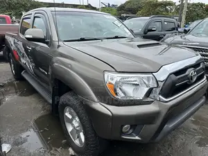 Toyota Tacoma V6 4dr Double Cab 4WD 6.1 ft. SB (4.0L 6cyl 5A) 2015 Gold