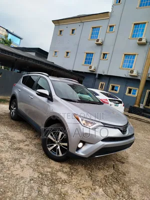 Toyota RAV4 XLE 4dr SUV (2.5L 4cyl 6A) 2018 Silver