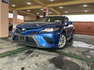 Toyota Camry SE FWD (2.5L 4cyl 8AM) 2018 Blue