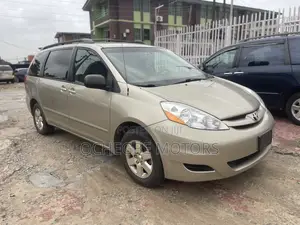 Toyota Sienna LE 8 Passenger 2010 Gold