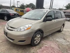 Toyota Sienna LE 8 Passenger 2010 Gold