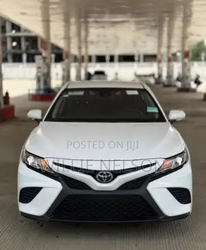 Toyota Camry SE (2.5L 4cyl 8A) 2019 White