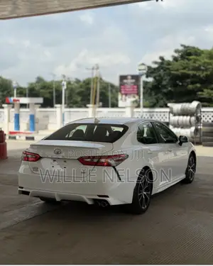 Toyota Camry SE (2.5L 4cyl 8A) 2019 White