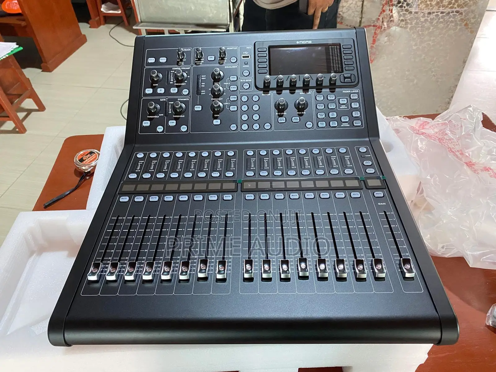 Midas M32r Live Digital Mixing Console