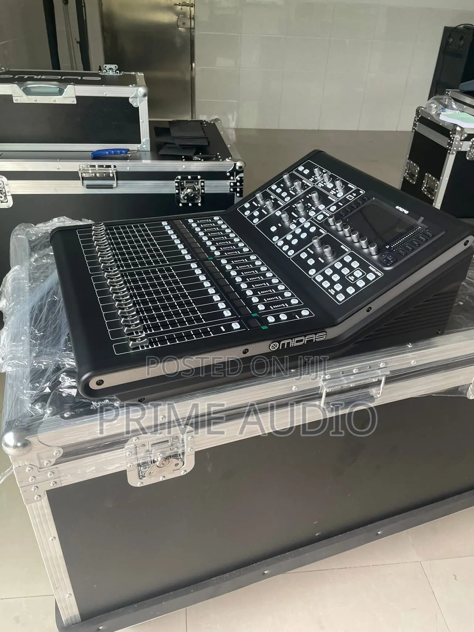 Midas M32r Live Digital Mixing Console