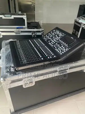 Midas M32r Live Digital Mixing Console