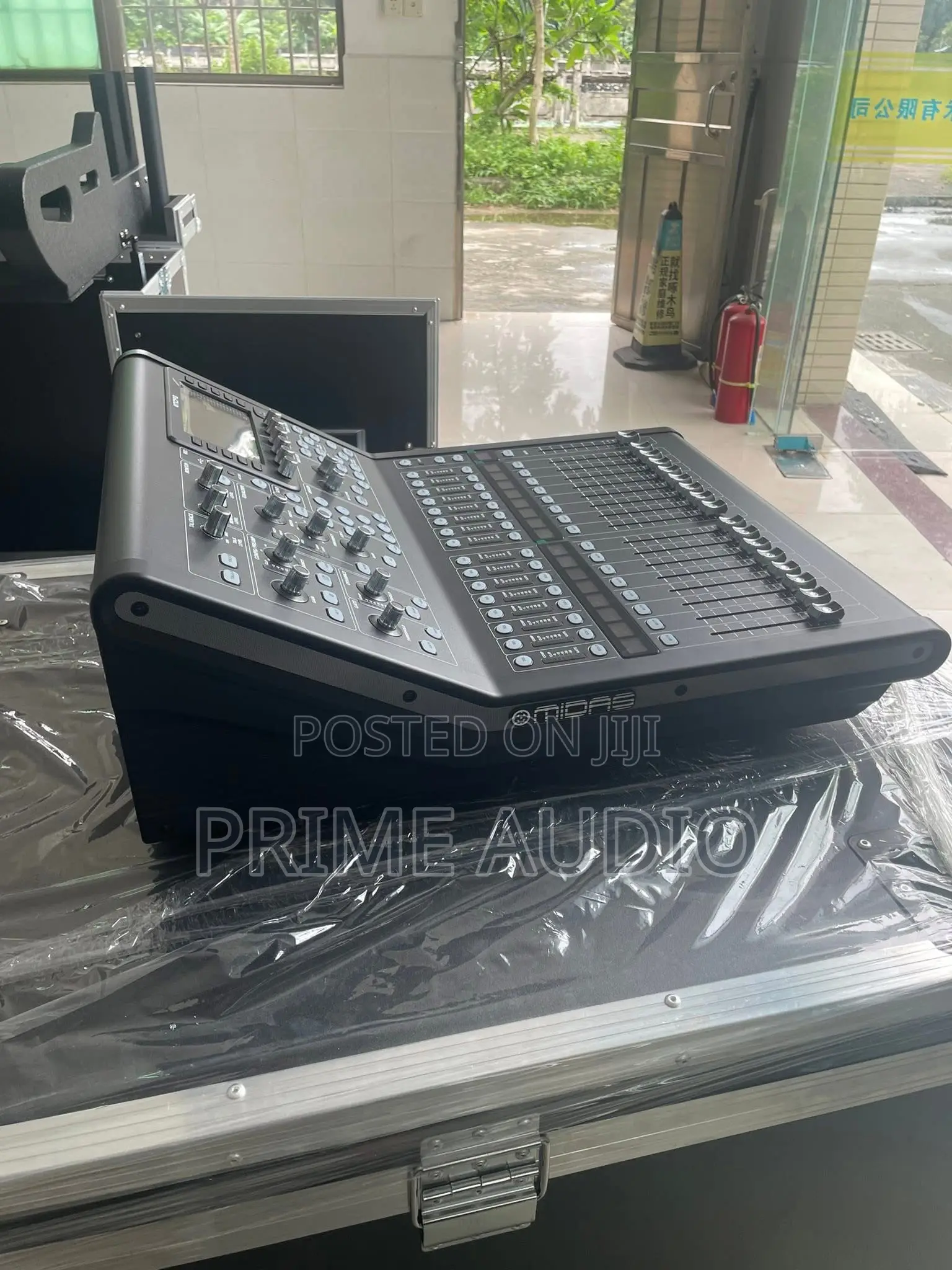 Midas M32r Live Digital Mixing Console