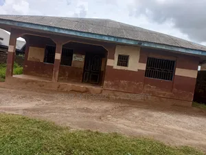 8bdrm Bungalow in Idi Osan, Ibadan for sale