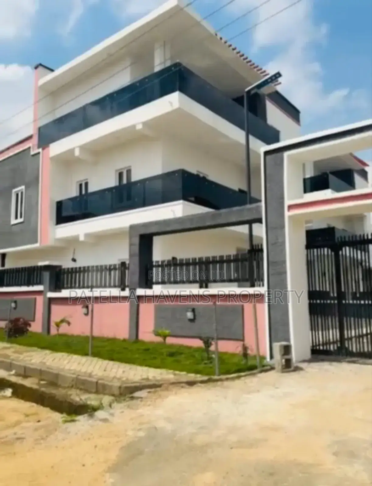 Massive 4 Bedroom With 3 Parlours for Sale