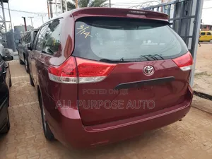 Toyota Sienna LE 7-Passenger 4dr Minivan AWD (3.5L 6cyl 6A) 2015 Red