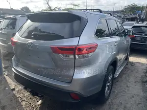 Toyota Highlander XLE 4dr SUV AWD (3.5L 6cyl 6A) 2015 Silver