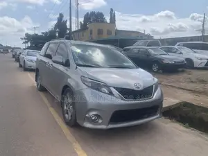 Toyota Sienna SE 8 Passenger 2011 Silver