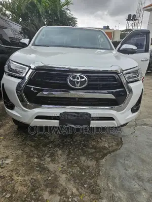 Toyota Hilux 2024 White