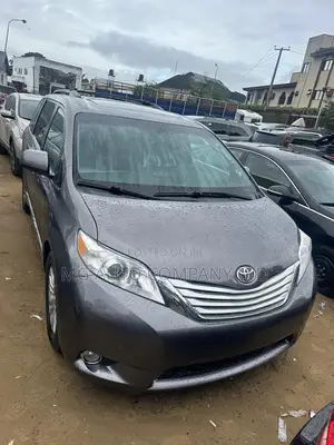 Toyota Sienna XLE Premium 8-Passenger 4dr Minivan (3.5L 6cyl 6A) 2015