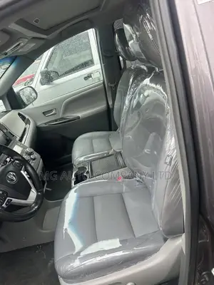 Toyota Sienna XLE Premium 8-Passenger 4dr Minivan (3.5L 6cyl 6A) 2015