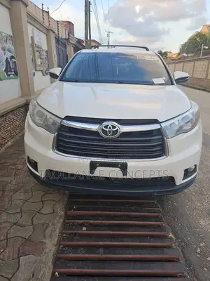 Toyota Highlander LE 4dr SUV AWD (3.5L 6cyl 6A) 2015 White