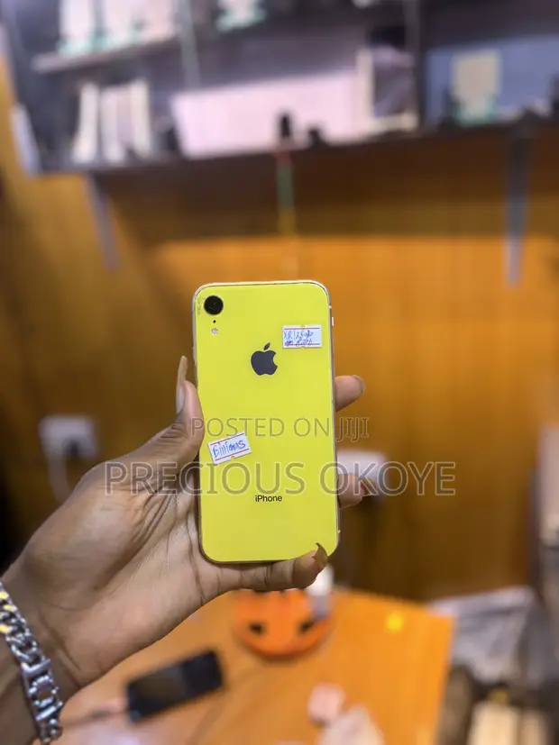iPhone XR Yellow 128 GB SIMフリー iPhone XR Yellow 128 GB SIM