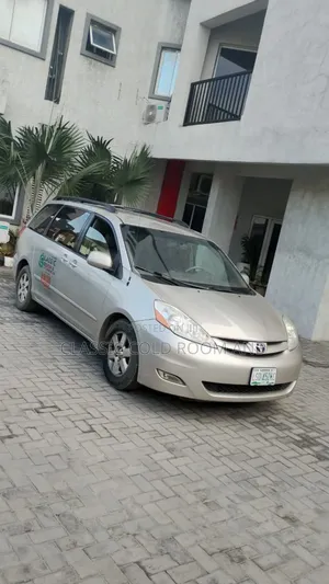 Clean Sienna for Pick Up and Drop Off Comes With a Driver