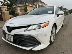 Toyota Camry XLE V6 FWD (3.5L 6cyl 8AM) 2018 White
