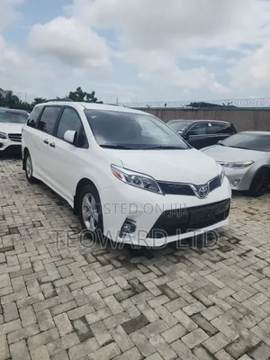 Toyota Sienna LE (3.5L 6cyl 8A) 2018 White