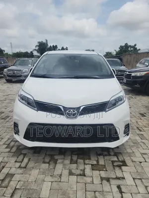 Toyota Sienna LE (3.5L 6cyl 8A) 2018 White