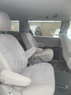 Toyota Sienna LE (3.5L 6cyl 8A) 2018 White