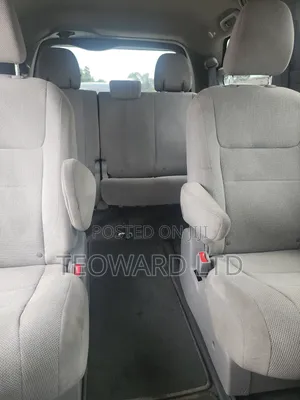 Toyota Sienna LE (3.5L 6cyl 8A) 2018 White