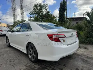 Toyota Camry SE V6 4dr Sedan (3.5L 6cyl 6A) 2012 White