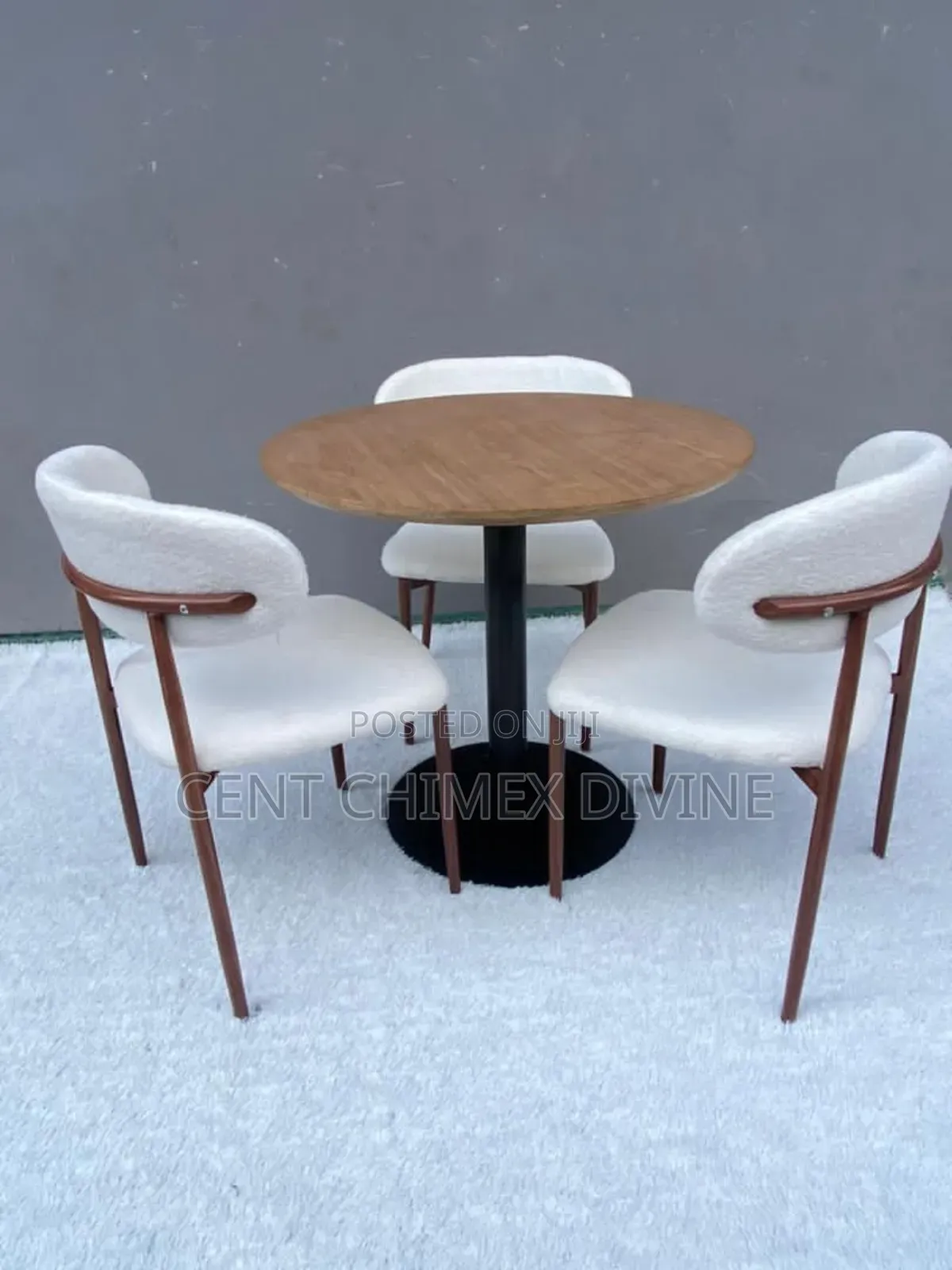 Minimalist 3 Chairs Round Table