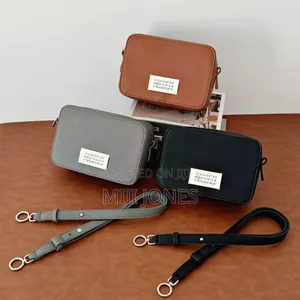 *Essential and Plain Side Bag*