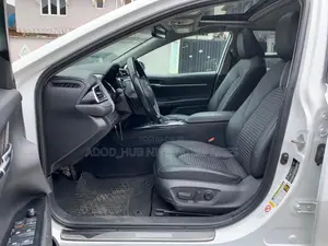 Toyota Camry SE FWD (2.5L 4cyl 8AM) 2018 White