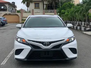 Toyota Camry SE FWD (2.5L 4cyl 8AM) 2018 White